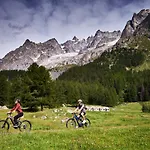 Hotel Le Massif & The Leading Of The World