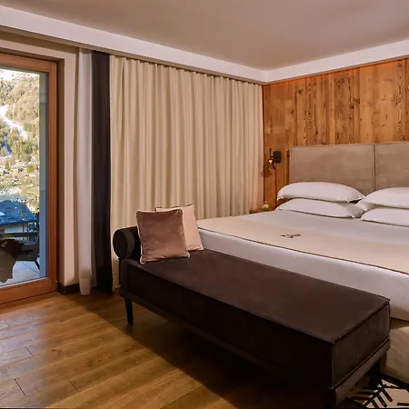 Le Massif & - The Leading Of The World 5*