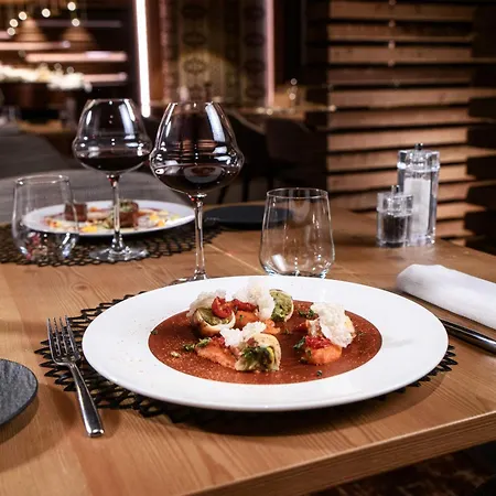 Szálloda Le Massif & - The Leading Of The World 5*