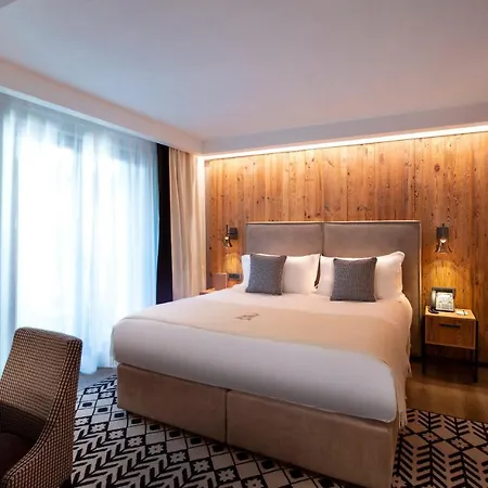 Hotel Le Massif & The Leading Of The World