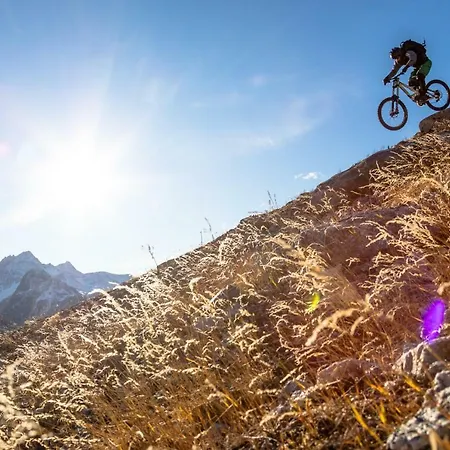 Le Massif & - The Leading Of The World 5*