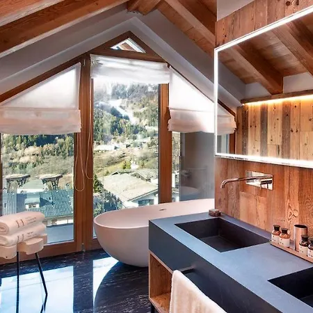 Hotel Le Massif & The Leading Of The World