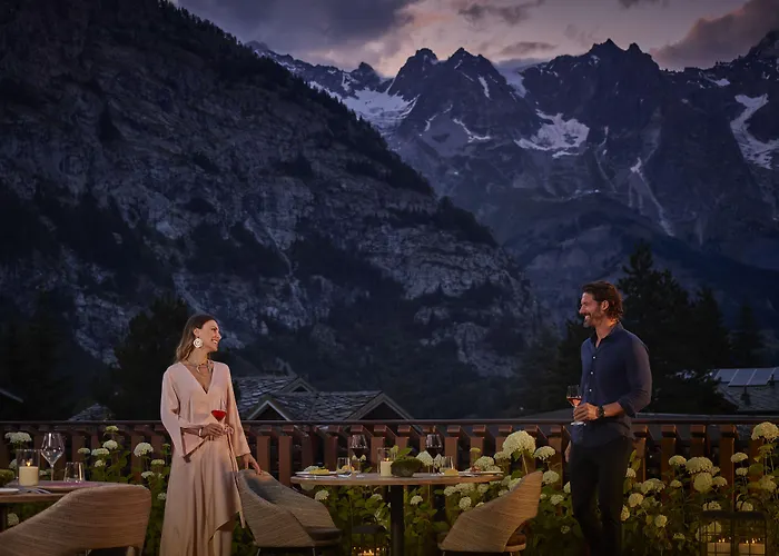 Hotel Le Massif & The Leading Of The World