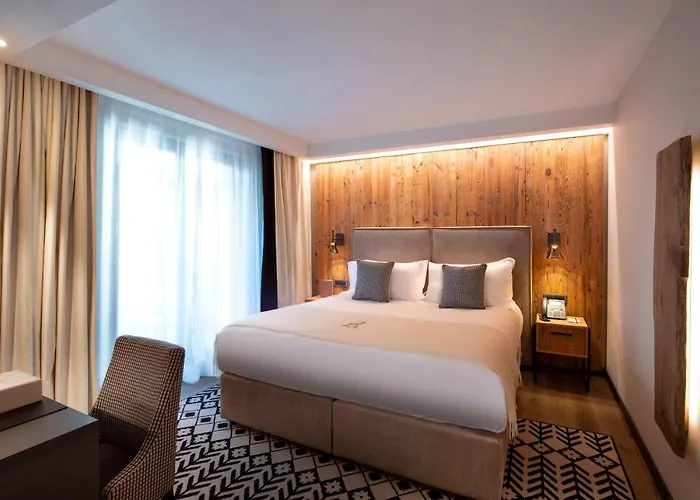 Hotel Le Massif & The Leading Of The World